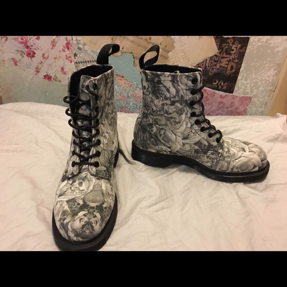 Dr. Martens Beckett skull & roses fine canvas